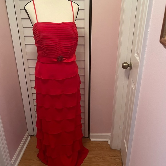 New with tag! New York ! New York Chiffon red evening gown. Size 14! - Picture 1 of 5